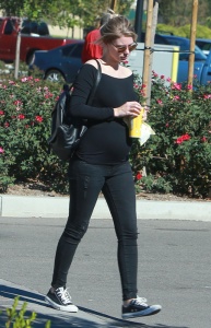 ** NO ONLINE ** EXCLUSIVE Coleman-Rayner. Los Angeles CA, USA. October 31, 2015. A very pregnant Briana Jungwirth leaves a Sandwhich shop in the Calabasas neighborhood of Los Angeles with her Mother Tammi. Also pictured in this set is Briana and mother Tammi leaving a doctors appointment earlier this week. CREDIT LINE MUST READ: Coqueran/Coleman-Rayner. Tel US (001) 310-474-4343 - office Tel US (001) 323 545 7584 - cell www.coleman-rayner.com